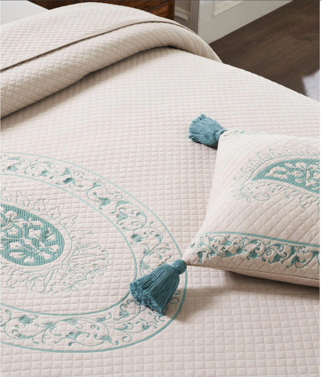 Zara 100% Cotton Knitted With Polyester Filled King Size Bed Cover With 2 Pillow Covers & 2 Cushion Covers in Fabric Bag Packaging (Set of 6 Pcs)