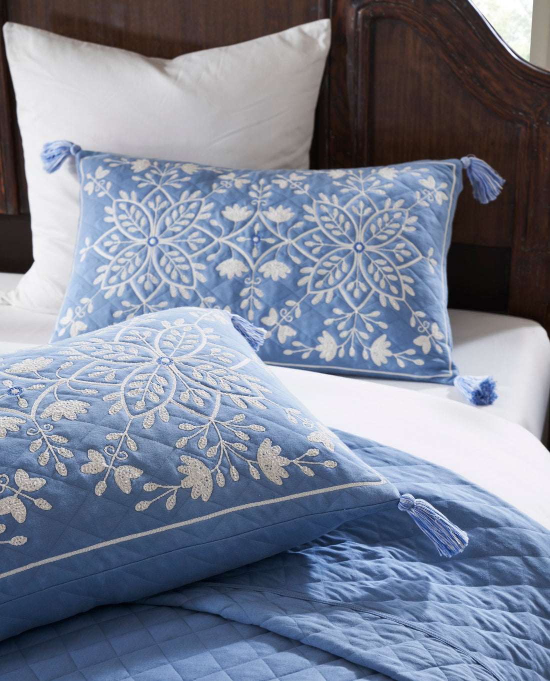 Floraison Cotton knitted Bed Cover with Embroidered Pillow Cover